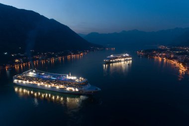Kotor, Karadağ - 28 Ekim 2019: Yolcu gemileri Norveç Ruhu ve Norveç Yıldızı limanda, havadan.