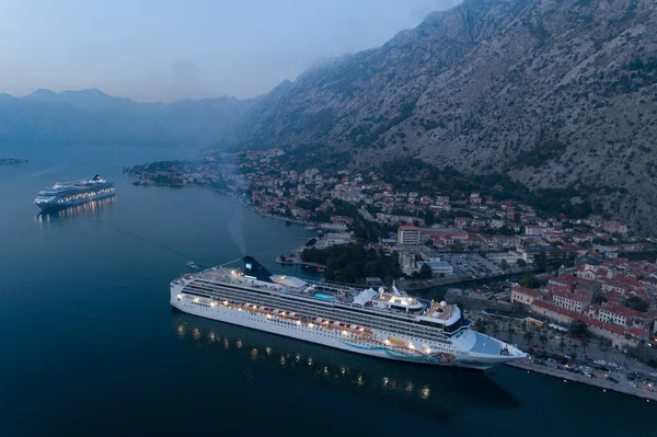 Kotor, Montenegro - 28 de octubre de 2019: cruceros Norwegian Spirit y Norwegian Star están en puerto, aéreo . — Foto de Stock