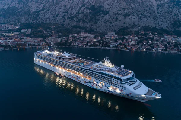 Kotor, Montenegro - 28 de octubre de 2019: crucero Norwegian Star en puerto, aéreo . — Foto de Stock