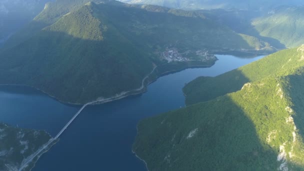 Flygfoto Piva Lake i Montenegro — Stockvideo