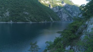 Karadağ 'da hava manzaralı Piva Gölü