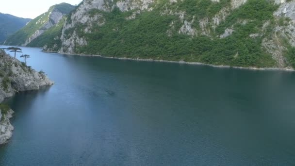 Вид с воздуха на озеро Пива в Черногории — стоковое видео