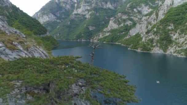 Авіаційний вид на озеро Піва в Чорногорії — стокове відео