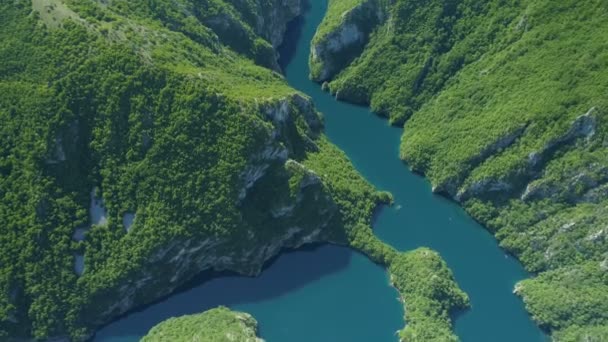 Vista aérea del lago Piva en Montenegro — Vídeo de stock