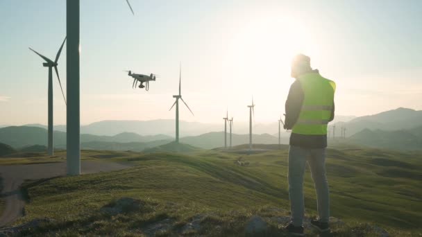 Techniker Ingenieur in Windkraftanlage startet Drohne zur visuellen Steuerung von Generatoren — Stockvideo