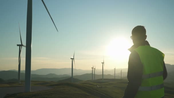 Techniker Ingenieur in Windenergieanlage steht mit Tablet in der Hand — Stockvideo