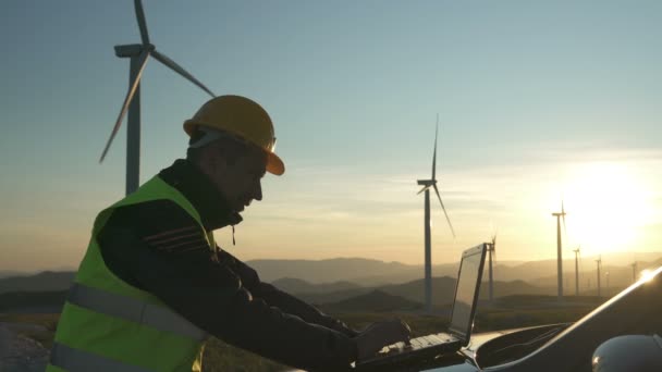 Techniker Ingenieur in Windenergieanlage überprüft den Zustand der Anlagen per Laptop — Stockvideo