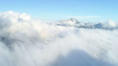 Bulutların üstündeki hava manzarası