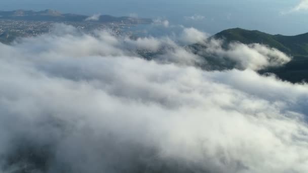 Luchtfoto boven de wolken — Stockvideo