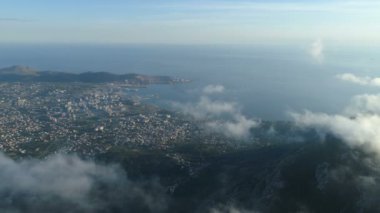Bulutların üstündeki hava manzarası