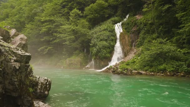 Wodospad z górską rzeką w Czarnogórze. — Wideo stockowe