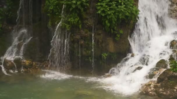 Vízesés hegyi folyóval Montenegróban. — Stock videók