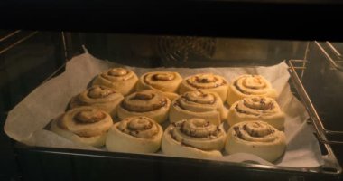 Tarçınlı çörekler fırında pişiyor.