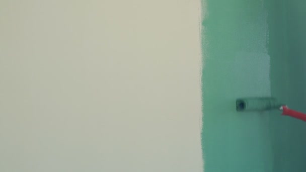 アクアマリン塗料とローラー塗装壁 — ストック動画