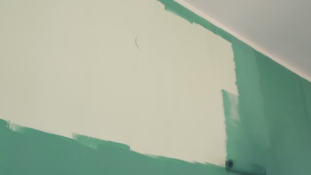 Parede da pintura do rolo com pintura do aquamarine — Vídeo de Stock