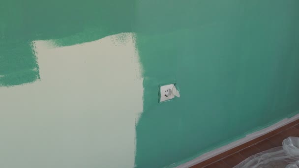 Roller målning vägg med akvamarin färg — Stockvideo