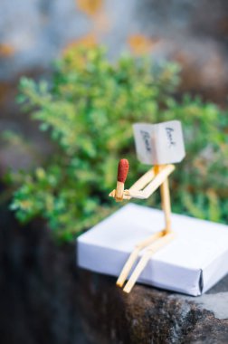 Kibrit çöpü konsepti ve fikirleri. Kitap okuma konsepti ve fikirleri. Kibrit çöpü yeşil arkaplanı olan bir kitap okuyor. 