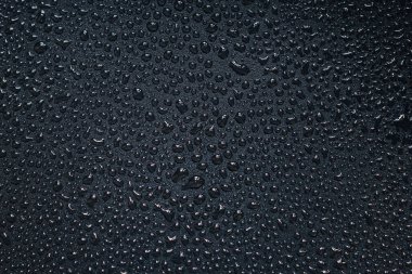 Siyah arka planda su damlacıkları. Siyah arkaplanda küçük su damlalarının yakın plan fotoğrafı.