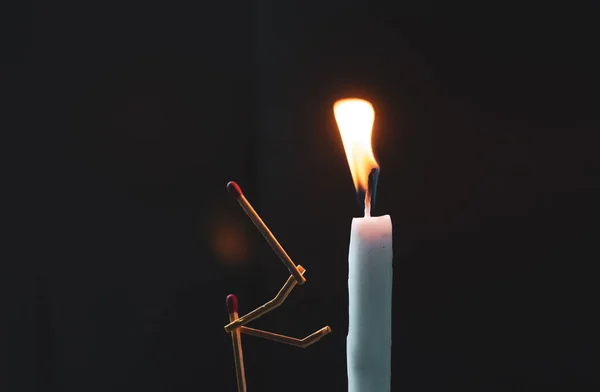 Fósforos Forma Homem Acendendo Uma Vela Homem Matchstick Acendendo Uma — Fotografia de Stock