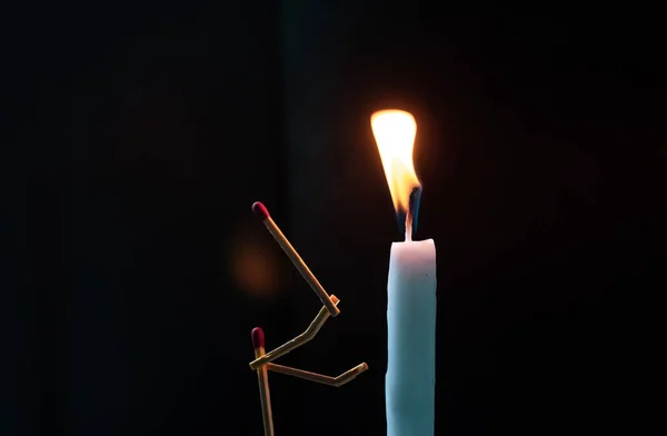 촛불을 밝히고 성냥개비를 촛불을 밝히는 남자의 모습으로 — 스톡 사진