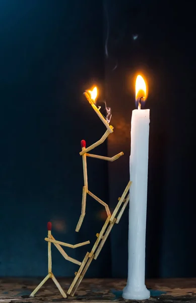 Mum yakan kibrit çöpleri, mum yakan kibrit çöpleri..