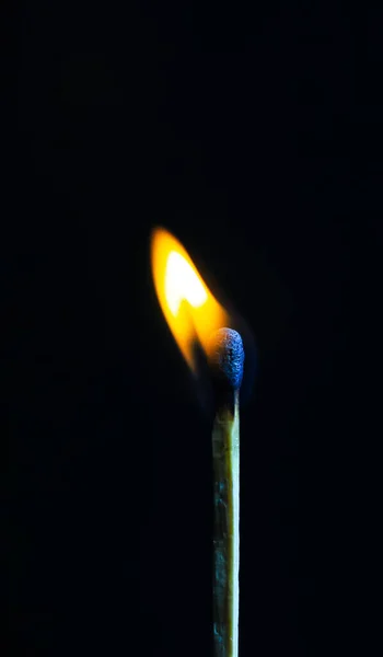 Solo Fósforo Fuego Delante Del Fondo Negro — Foto de Stock