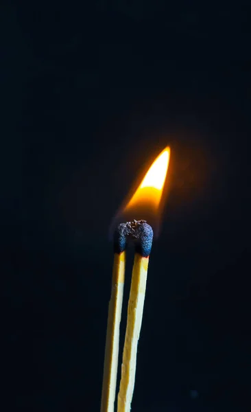 Casal Fósforos Queimando Junto Com Chama Calor Isolado Fundo Preto — Fotografia de Stock