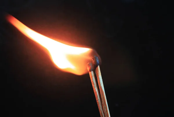 배경에 뜨거운 불꽃을 — 스톡 사진
