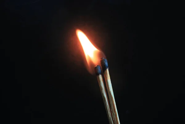 Paar Streichhölzer Die Zusammen Mit Hitze Flamme Isoliert Auf Schwarzem — Stockfoto