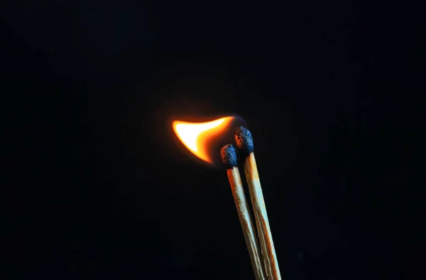 Pareja Fósforos Ardiendo Junto Con Llama Calor Aislada Sobre Fondo — Foto de Stock