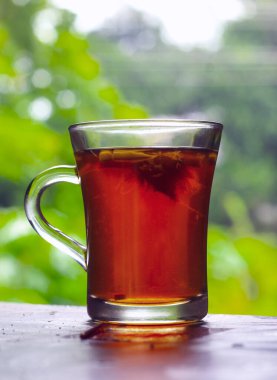 Sabah çayı, doğa arka planında..