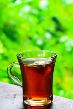 Sabah çayı, doğa arka planında..