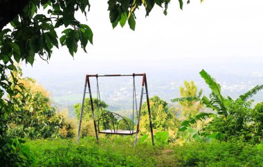 Dağdaki büyük salıncağın güzel bir gökyüzü arkaplanı var. Turistik bir yer. Khagrachhari, Bangladeş / 2020.