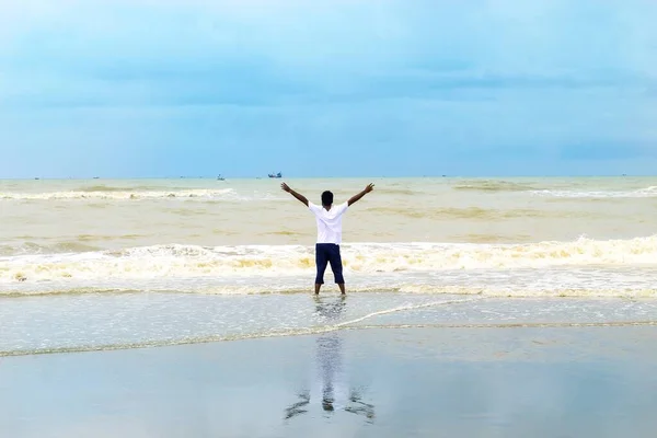 Concepto Éxito Logro Niño Disfrutando Del Amanecer Playa Mar Más — Foto de Stock