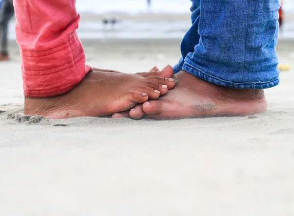 Молода Пара Цілується Відкритому Повітрі Влітку Морському Пляжі Дві Людини — стокове фото