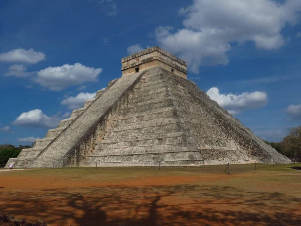 Chichen Itza, Meksika; 16 Nisan 2015: Maya kültürünün antik binalarını ziyaret eden insanlar piramit, jaguar tapınağı, gezegen, vs..