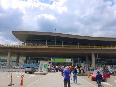 Bogota, Kolombiya. 25 Ocak 2020. Bogota 'daki El Dorado havaalanının içinde ya da içinde. Uluslararası turist ve uçağın pilotu, kalkış ve varış işaretleri