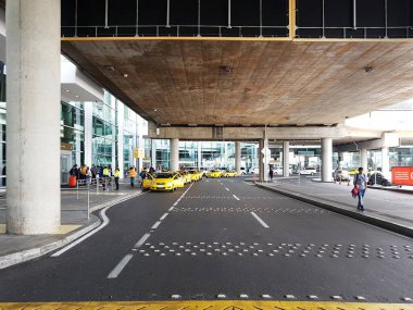 Bogota, Kolombiya. 25 Ocak 2020. Bogota 'daki El Dorado havaalanının içinde ya da içinde. Uluslararası turist ve uçağın pilotu, kalkış ve varış işaretleri