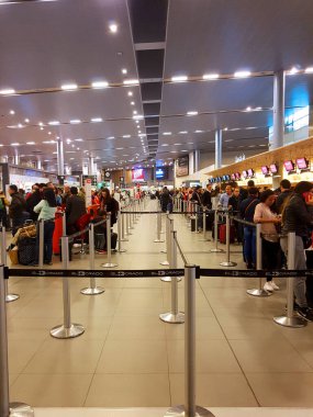 Bogota, Kolombiya. 25 Ocak 2020. Bogota 'daki El Dorado havaalanının içinde ya da içinde. Uluslararası turist ve uçağın pilotu, kalkış ve varış işaretleri