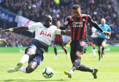 LONDON, ENGLAND - 13 Nisan 2019: Tottenham 'dan Moussa Sissoko ve Huddersfield' den Karlan Grant Tottenham Hotspur ve Huddersfield Twon arasında oynanan 2018 / 19 Premier League maçı sırasında çekilmiştir.