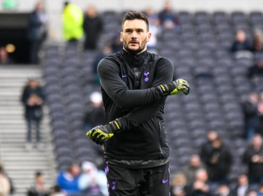 LONDON, ENGLAND - 13 Nisan 2019: Tottenham 'dan Hugo Lloris Tottenham Hotspur ve Huddersfield Twon arasında oynanan 2018 / 19 Premier League maçı öncesinde Tottenham Hotspur Stadyumu' nda çekilmiştir..