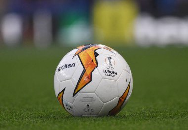 LONDON, ENGLAND - 18 Nisan 2019: 2018 / 19 Avrupa Ligi Finalinin resmi maç topu, Chelsea FC (İngiltere) ve SK Slavia Praha (Çek Cumhuriyeti) arasında oynanan 2018 / 19 UEFA Avrupa Ligi çeyrek final maçının ikinci ayağı öncesinde çekildi.