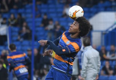 LONDON, ENGLAND - 18 Nisan 2019: Chelsea 'li Willian Borges da Silva, Stamford Bridge' deki Chelsea FC (İngiltere) ve SK Slavia Praha (Çek Cumhuriyeti) arasında oynanan 2018 / 19 UEFA Avrupa Ligi çeyrek final maçının ikinci ayağı öncesinde çekilmiştir..