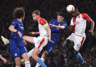 LONDON, ENGLAND - 18 Nisan 2019: Slavia 'dan Tomas Soucek (L), Chelsea' den Andreas Christensen (C) ve Slavia 'dan Simon Deli (R), 2018 / 19 UEFA Avrupa Ligi çeyrek final maçı sırasında Chelsea FC (İngiltere) ve SK Sla