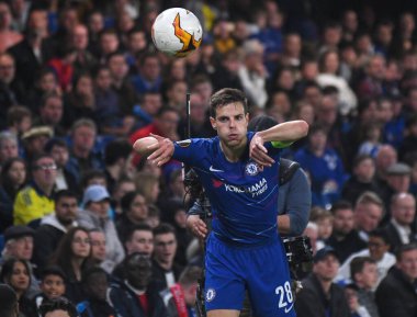 LONDON, ENGLAND - 18 Nisan 2019: Chelsea 'li Cesar Azpilicueta, Stamford Bridge' deki Chelsea FC (İngiltere) ve SK Slavia Praha (Çek Cumhuriyeti) arasında oynanan 2018 / 19 UEFA Avrupa Ligi çeyrek final maçının ikinci ayağı sırasında çekilmiştir..