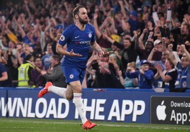 LONDON, ENGLAND - 22 Nisan 2019: Chelsea 'li Gonzalo Higuain, Stamford Bridge' de Chelsea FC ve Burnley FC arasında oynanan 2018 / 19 Premier Lig maçında gol attıktan sonra kutluyor.