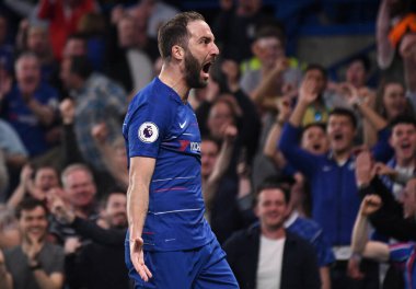 LONDON, ENGLAND - 22 Nisan 2019: Chelsea 'li Gonzalo Higuain, Stamford Bridge' de Chelsea FC ve Burnley FC arasında oynanan 2018 / 19 Premier Lig maçında gol attıktan sonra kutluyor..
