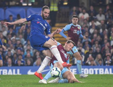 LONDON, ENGLAND - 22 Nisan 2019: Chelsea 'li Gonzalo Higuain, Stamford Bridge' de Chelsea FC ve Burnley FC arasında oynanan 2018 / 19 Premier Lig maçı sırasında çekilmiştir..
