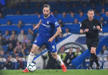 LONDON, ENGLAND - 22 Nisan 2019: Chelsea 'li Gonzalo Higuain, Stamford Bridge' de Chelsea FC ve Burnley FC arasında oynanan 2018 / 19 Premier Lig maçı sırasında çekilmiştir..