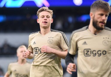 LONDON, ENGLAND - APRIL 30, 2019: Ajax 'lı Frenkie de Jong, Tottenham Hotspur (İngiltere) ve AFC Ajax (Hollanda) arasında oynanan 2018 / 19 UEFA Şampiyonlar Ligi yarı final maçından önce çekilmiştir..
